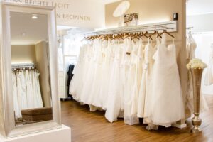 Schwarz Braut- und Eventmoden