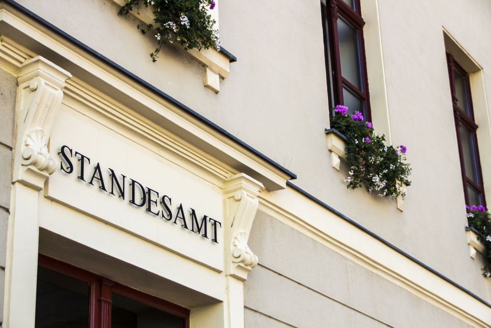 02 HOCHZEIT.de Ratgeber Nach der Hochzeit Namensaenderung iStock 496352842 2018 01