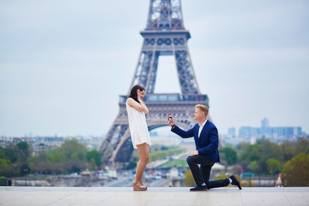 05 HOCHZEIT.de Ratgeber Vor der Hochzeit Heiratsantrag Paris Eifelturm iStock 523249296 2018 01