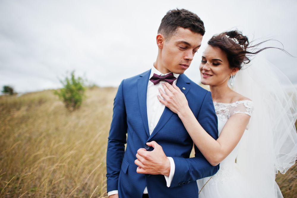 202 HOCHZEIT.de Ratgeber Vor der Hochzeit Braeutigam festlicher Anzug iStock 695484174 2018 01