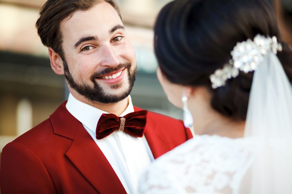 203 HOCHZEIT.de Ratgeber Vor der Hochzeit Braeutigam festlicher Anzug iStock 514455290 2018 01