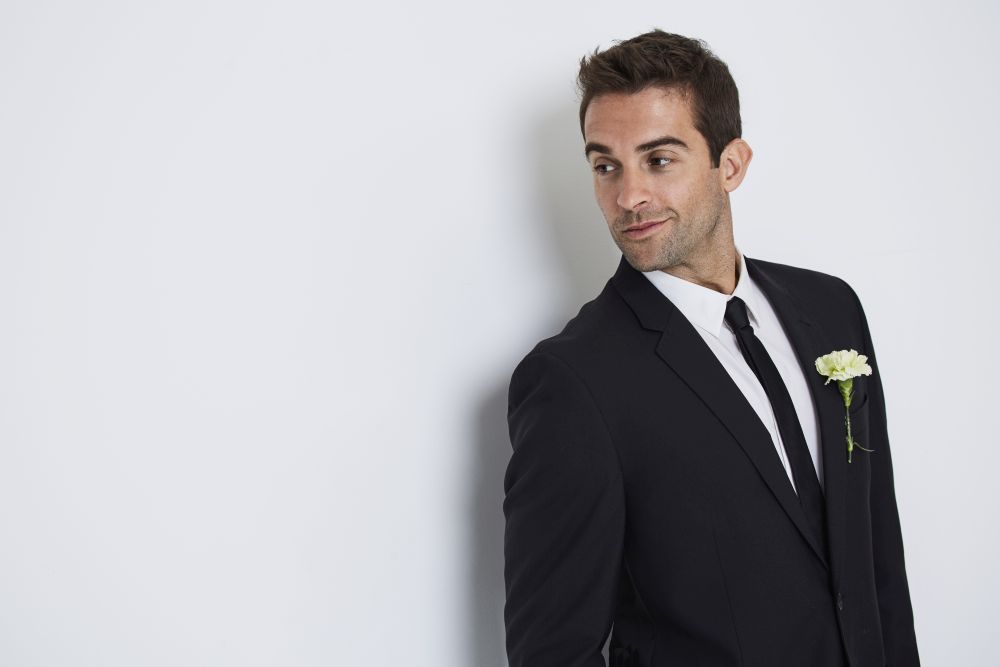 204 HOCHZEIT.de Ratgeber Vor der Hochzeit Braeutigam festlicher Anzug iStock 866179112 2018 01