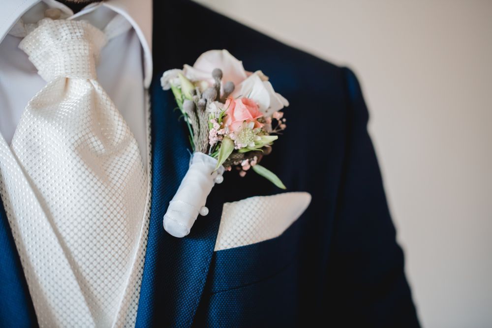 205 HOCHZEIT.de Ratgeber Vor der Hochzeit Braeutigam festlicher Anzug iStock 826798168 2018 01