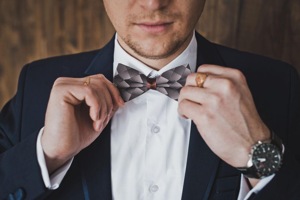 206 HOCHZEIT.de Ratgeber Vor der Hochzeit Braeutigam festlicher Anzug iStock 584206528 2018 01