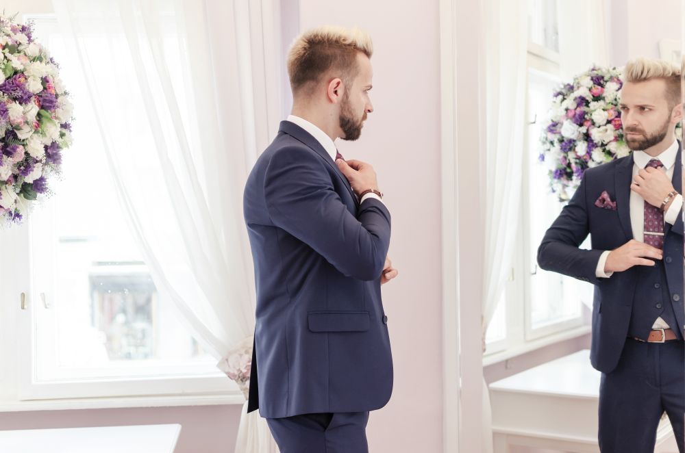 207 HOCHZEIT.de Ratgeber Vor der Hochzeit Braeutigam festlicher Anzug iStock 870548914 2018 01