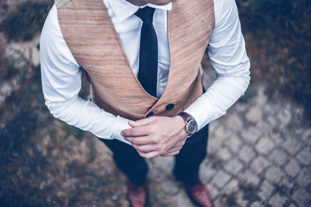 208 HOCHZEIT.de Ratgeber Vor der Hochzeit Braeutigam festlicher Anzug iStock 694388802 2018 01