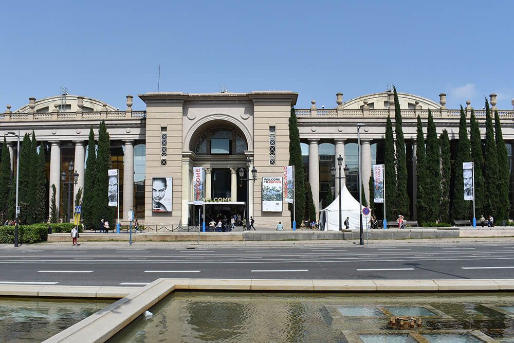 30 HOCHZEITde Ratgeber Aktuelles Barcelona Bridal Fashion Week messeeingang DSC 0784 2018 05