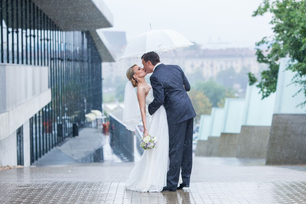 501 HOCHZEITde Ratgeber Am Hochzeitstag im Regen Hochzeitsfotos Ideen iStock 185885987 2018 06