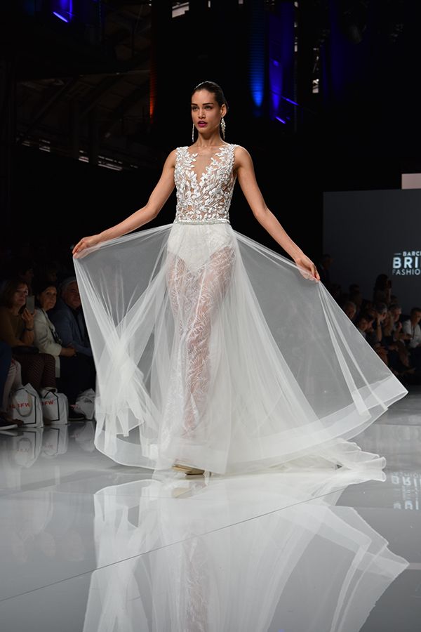 05 HOCHZEITde Ratgeber Aktuelles Kaley Cuoco Barcelona Bridal Fashion Week jumpsuit spitze DSC 0338 2018 07