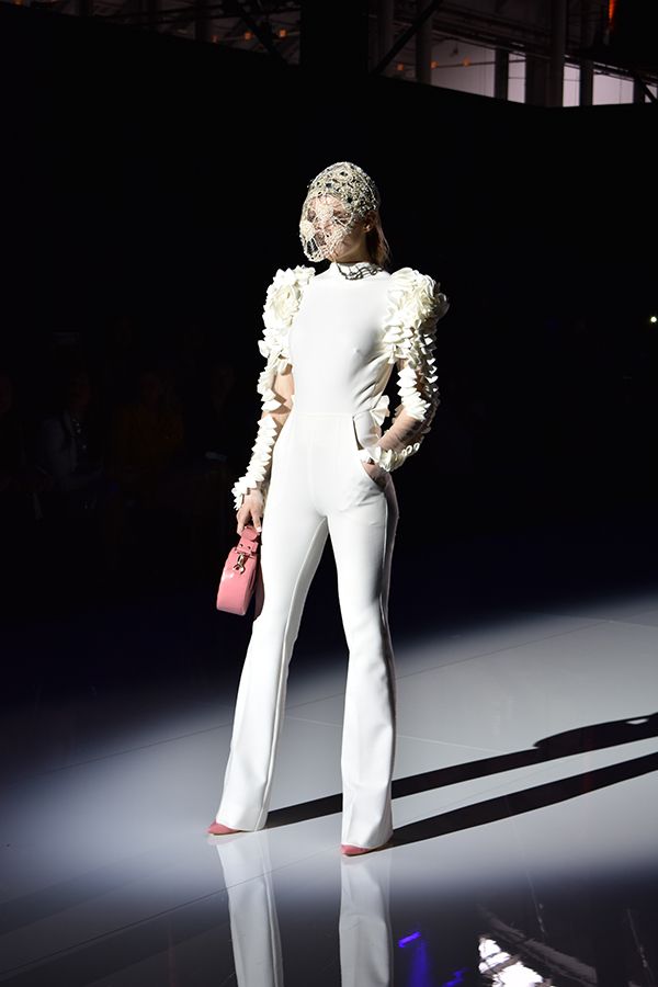 08 HOCHZEITde Ratgeber Aktuelles Kaley Cuoco Barcelona Bridal Fashion Week jumpsuit DSC 0621 2018 07