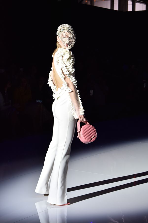 09 HOCHZEITde Ratgeber Aktuelles Kaley Cuoco Barcelona Bridal Fashion Week jumpsuit applikationen DSC 0624 2018 07