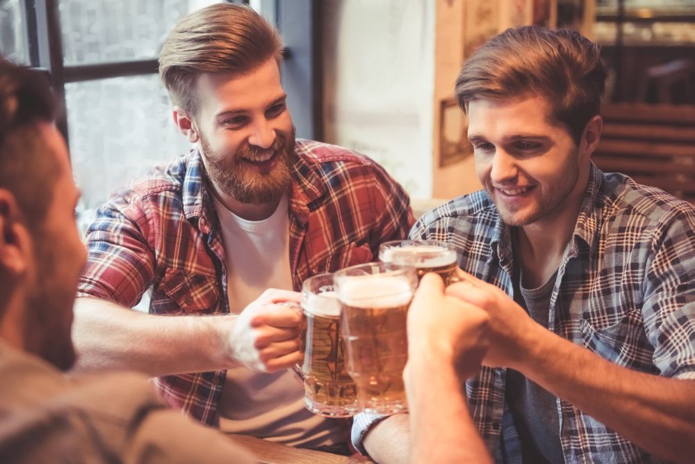 13 HOCHZEIT.de Ratgeber Vor der Hochzeit Junggesellenabschied gesellige runde iStock 657428438 2018 07