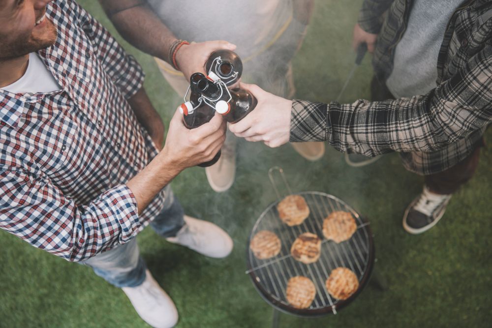 15 HOCHZEIT.de Ratgeber Vor der Hochzeit Junggesellenabschied grillabend iStock 665337064 2018 07