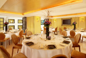 0803-ALTHOFF-Hotel-London-St-James-Hochzeitslocation-2018-Mayfair-Suite-Round-Tables2