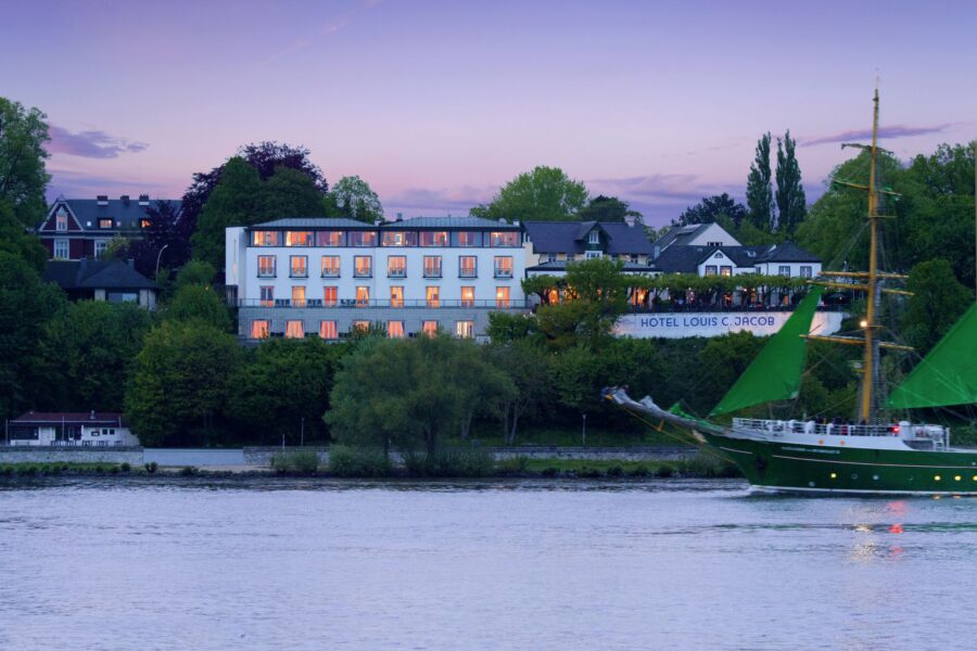 0401-Feine-Privat-Hotels-Louis-C-Jacob-2018-Aussenansicht-Daemmerung