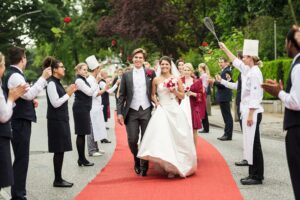 0402-Feine-Privat-Hotels-Louis-C-Jacob-2018-Roter-Teppich-Brautpaar-Rene-Lahn