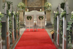 0602-Feine-Privat-Hotels-Schlosshotel-Muenchhausen-2018-Kirche-Traualtar-Detail