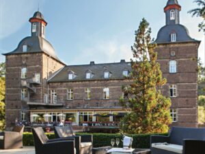 SCHLOSSHOTEL HUGENPOET