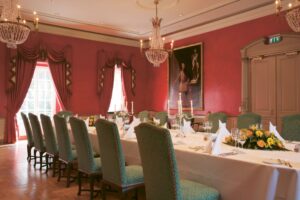 1202-Feine-Privat-Hotels-Jagdschloss-Friedrichsruhe-2018-Schlossaal-eingedeckte-Tafel