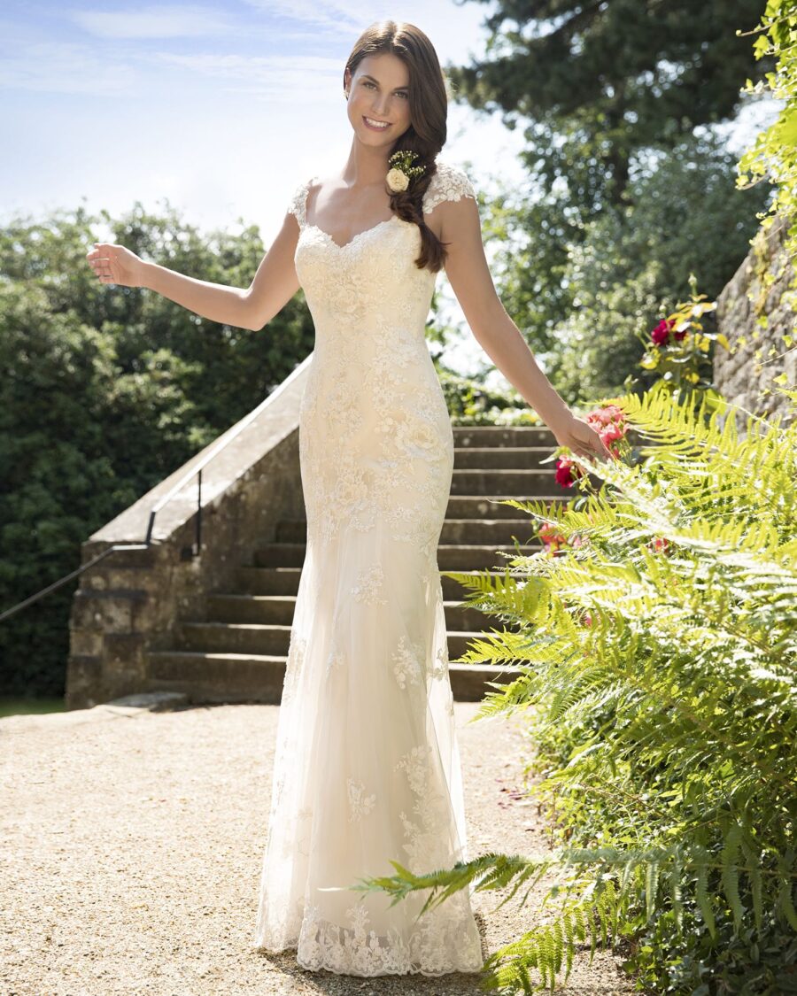 219-Kleemeier-Valerie-Brautmode-Brautkleid-Kollektion-2019-13635-HELEN-MIT-SCHLEPPE