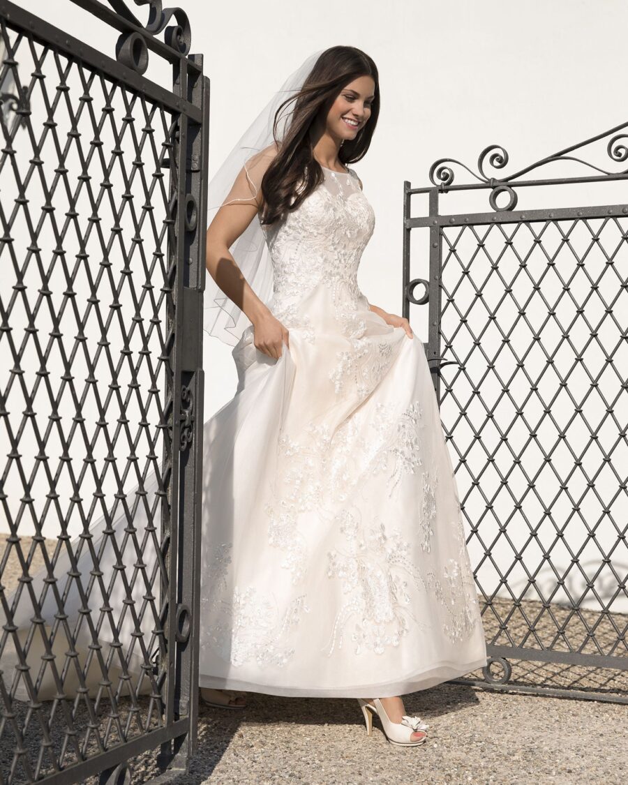 221-Kleemeier-Valerie-Brautmode-Brautkleid-Kollektion-2019-13650-HELENA-MIT-SCHLEPPE