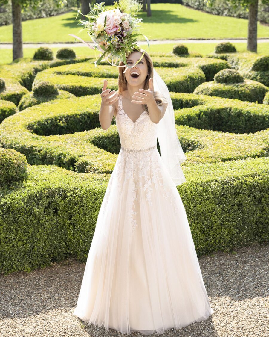 225-Kleemeier-Valerie-Brautmode-Brautkleid-Kollektion-2019-13695-HELLA-MIT-SCHLEPPE