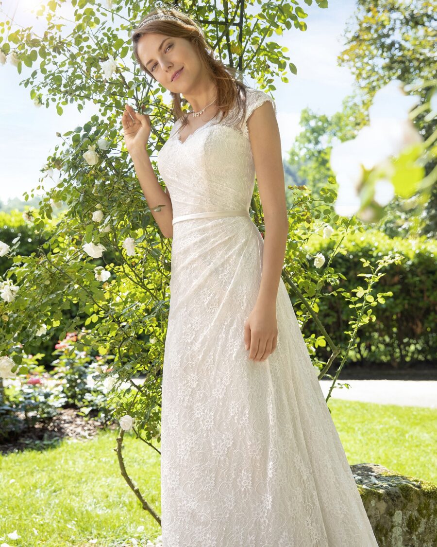 251-Kleemeier-Valerie-Brautmode-Brautkleid-Kollektion-2019-13855-HADIYA-MIT-SCHLEPPE