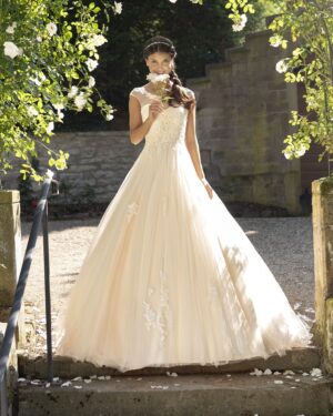 262-Kleemeier-Valerie-Brautmode-Brautkleid-Kollektion-2019-14150-HILDRUN-MIT-SCHLEPPE-UND-SCHNUERUNG