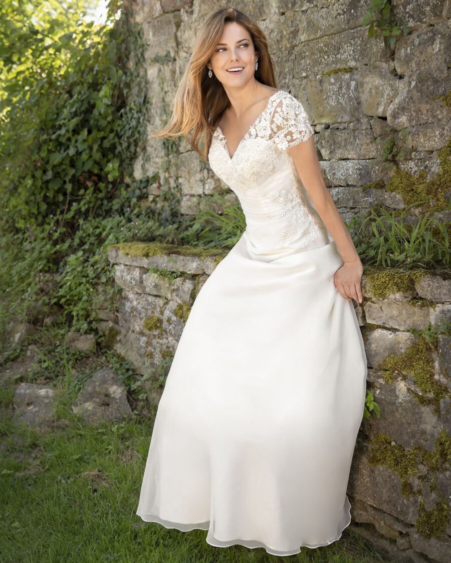 275-Kleemeier-Valerie-Brautmode-Brautkleid-Kollektion-2019-14425-HEIDRUN-MIT-SCHLEPPE-IMAGE