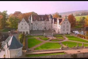 -Feine-Privat-Hotels-Schlosshotel-Muenchhausen-2018-Luftbild-Schloss_videoThumbnail_01