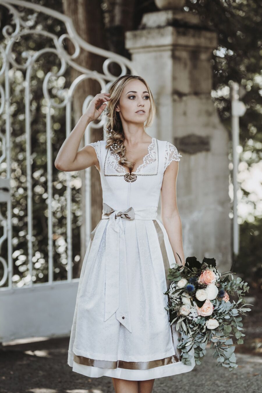 1501-Alpenherz-Hochzeitsdirndl-Trachten-Brautmode-Kollektion-2019-Dirndl-Murielle-creme