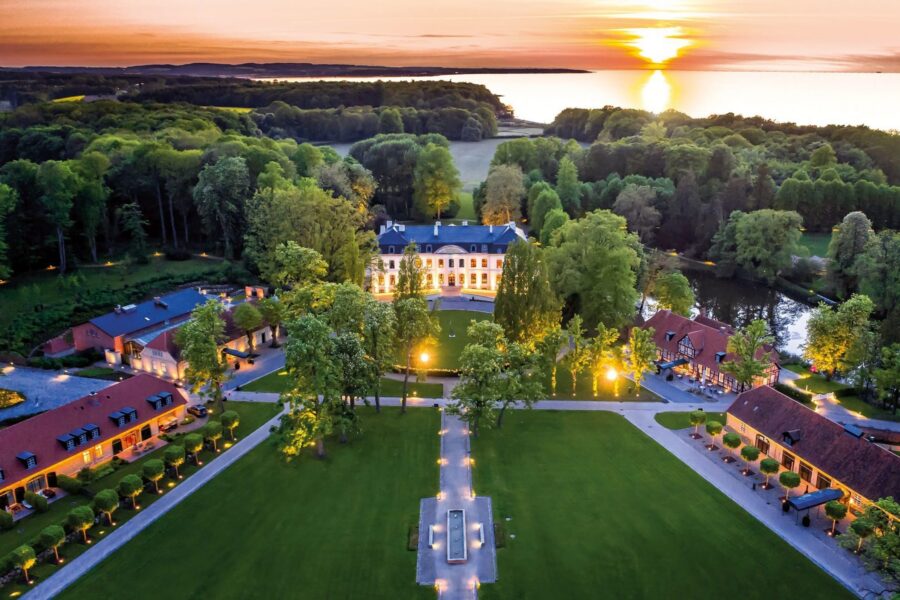 18 01 Relais Chateaux Hotels 2020 Weissenhaus Grand Village Resort Spa Luftaufnahme MichaelPoliza