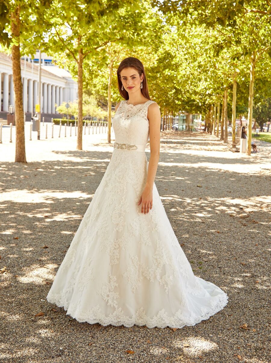 201 Euro Mode Donner Brautmoden Brautkleider Kollektion 2019 Novabella 30302 18EM02