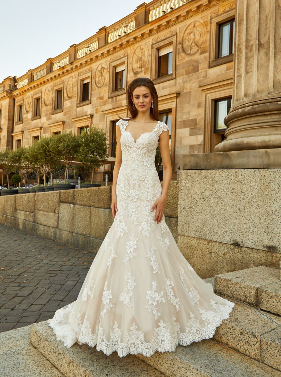 221 Euro Mode Donner Brautmoden Brautkleider Kollektion 2019 Novabella 30316 18EM08