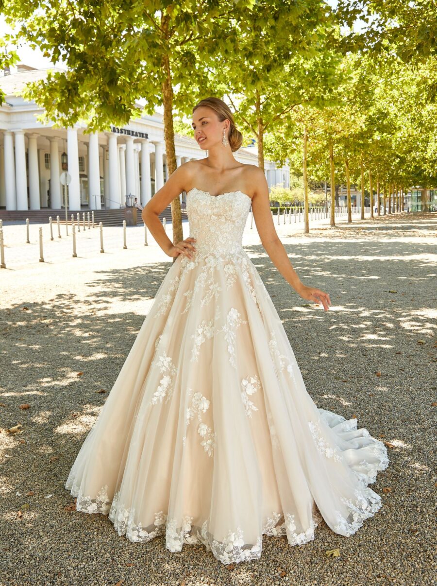 230 Euro Mode Donner Brautmoden Brautkleider Kollektion 2019 Novabella 30321 81015NB