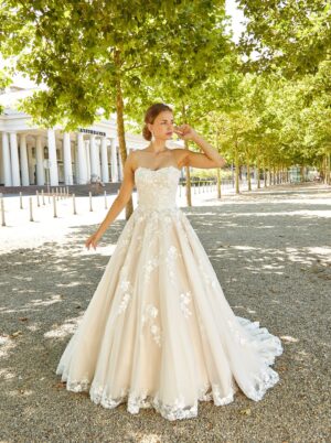 231 Euro Mode Donner Brautmoden Brautkleider Kollektion 2019 Novabella 30321 81015NB 1