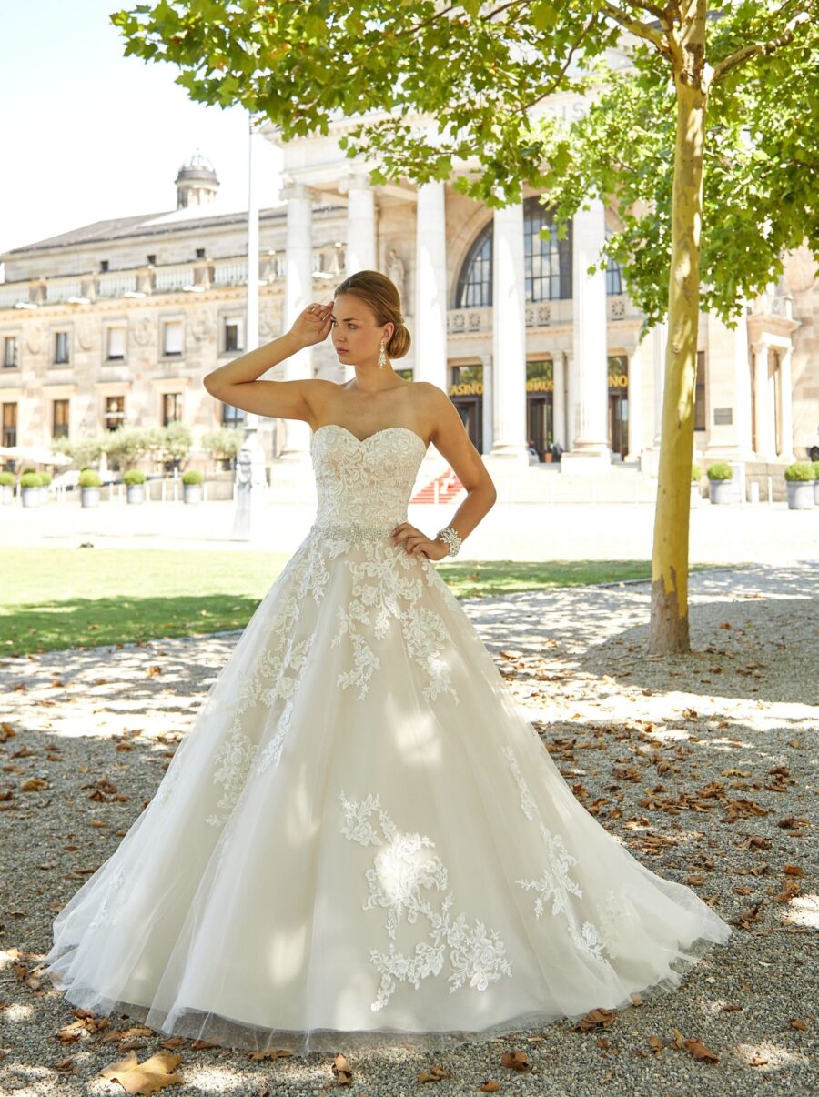 257 Euro Mode Donner Brautmoden Brautkleider Kollektion 2019 Novabella 30331 81333NB