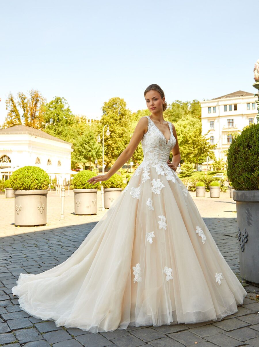 272 Euro Mode Donner Brautmoden Brautkleider Kollektion 2019 Novabella 30341 81541NB