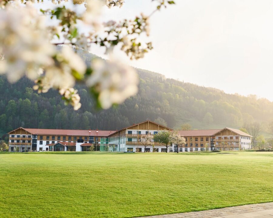 03 01 aja Hotels Wellnesshotels Flitterwochen Location 2019 Ruhpolding aja RUH JanSchmiedel Haus Aussen 2