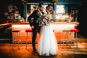 03 02 Relais Chateaux Hotels 2019 Landhaus Stricker Brautpaar Miles Bar