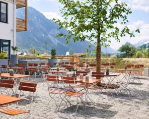 03 02 aja Hotels Wellnesshotels Flitterwochen Location 2019 Ruhpolding aja RUH JanSchmiedel Biergarten