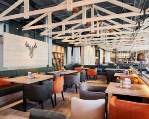 03 03 aja Hotels Wellnesshotels Flitterwochen Location 2019 Ruhpolding aja RUH JanSchmiedel Restaurant 5