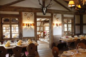 04 02 Relais Chateaux Hotels 2019 Hotel Bareiss im Schwarzwald Sattelei festlich gedeckt