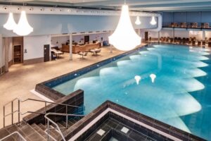04 03 aja Hotels Wellnesshotels Flitterwochen Location 2019 Travemuende Indoor Pool