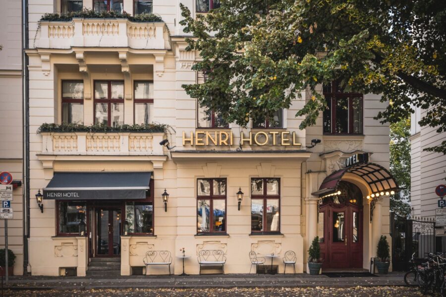 20 01 HENRI Hotels Aussergewoehnliche Location 2019 Facade HENRI Hotel Berlin Kurfuerstendamm