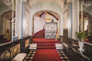 20 02 HENRI Hotels Aussergewoehnliche Location 2019 Entrance HENRI Hotel Berlin Kurfuerstendamm