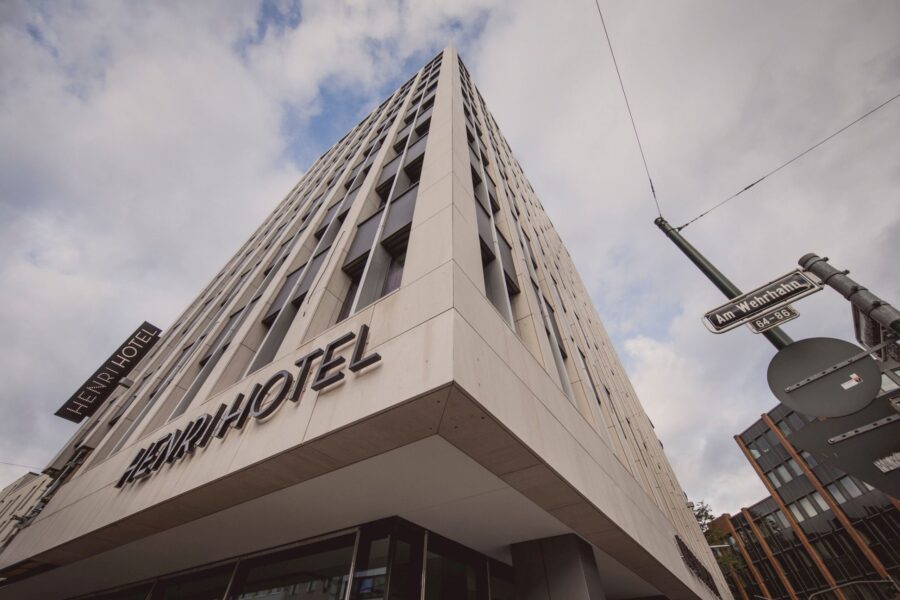 21 01 HENRI Hotels Aussergewoehnliche Location 2019 Facade HENRI Hotel Duesseldorf Downtown