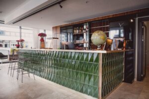 21 02 HENRI Hotels Aussergewoehnliche Location 2019 Reception HENRI Hotel Duesseldorf Downtown