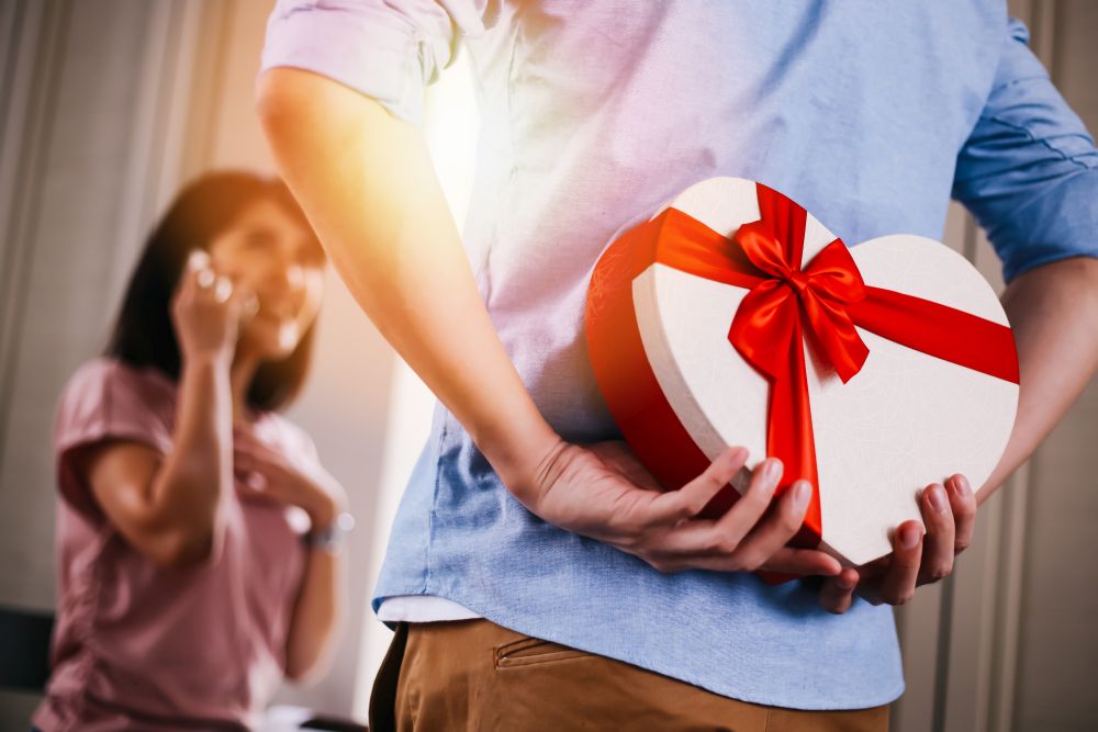 109 HOCHZEITde Ratgeber Am Hochzeitstag Geschenke Brautpaar Hochzeitsgeschenke iStock 1054606980 2019 06