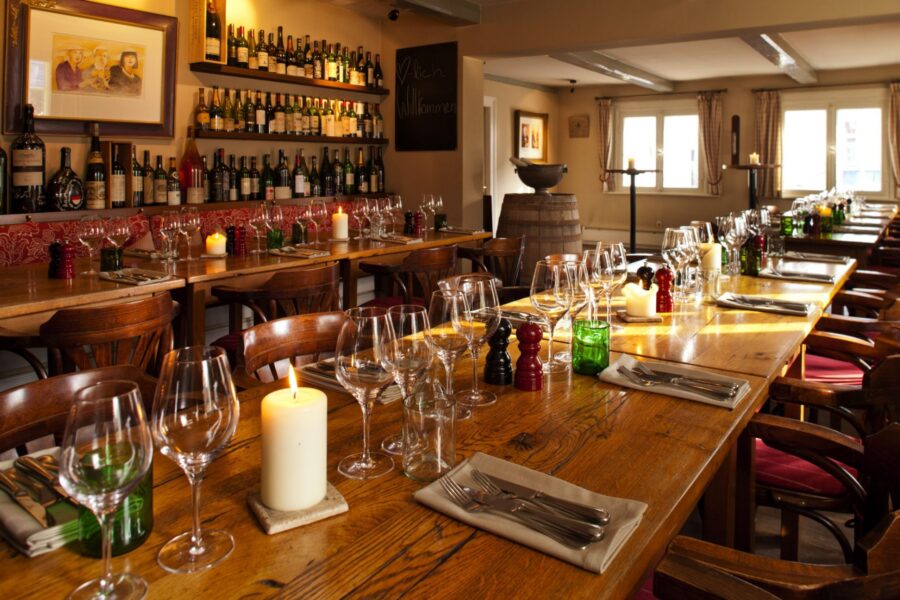 32 01 Restaurant Kleines Jacob Weinwirtschaft Hochzeitslocation 2019 Hamburg gedeckte Tafeln im Holzraum